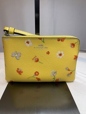 COACH A2278-C8701 Corner Zip Wristlet
With Mystical Floral Print